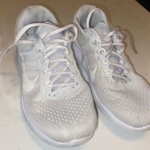 white nike shoes